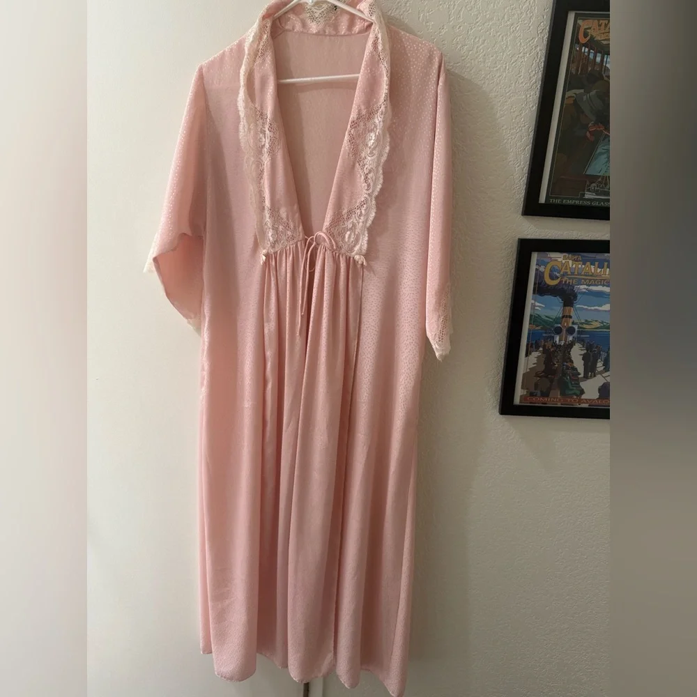 1980s Pretty Pink and Lace Robe Size Petite‎ - Excellent Condition